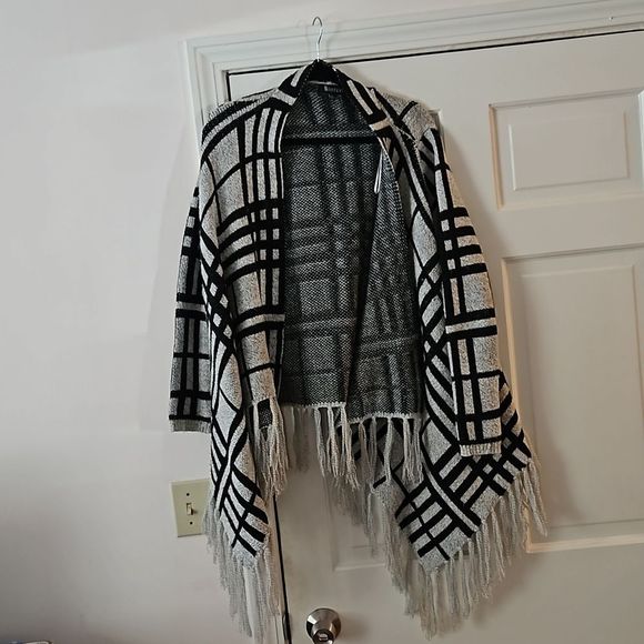 Sisters b&w Plaid fringe poncho shawl cardigan open front - Picture 5 of 9